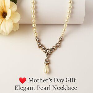 Elegant Pearl & Crystal Necklace – Collar de perlas con diseño floral